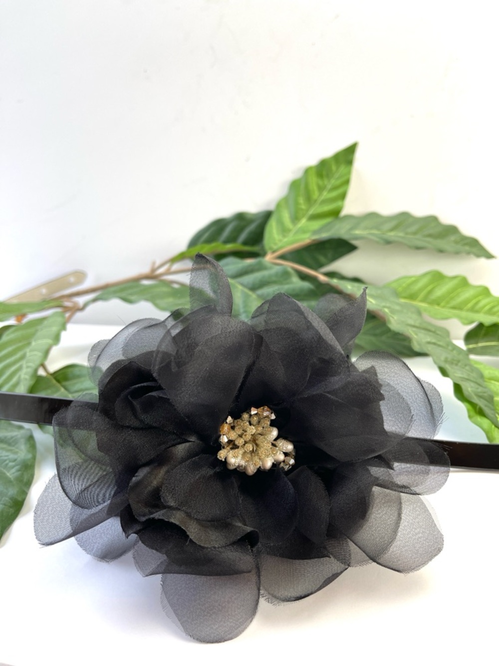 WHBM BLACK PATENT LEATHER FLOWER SKINNY BELT - Picture 2 of 8